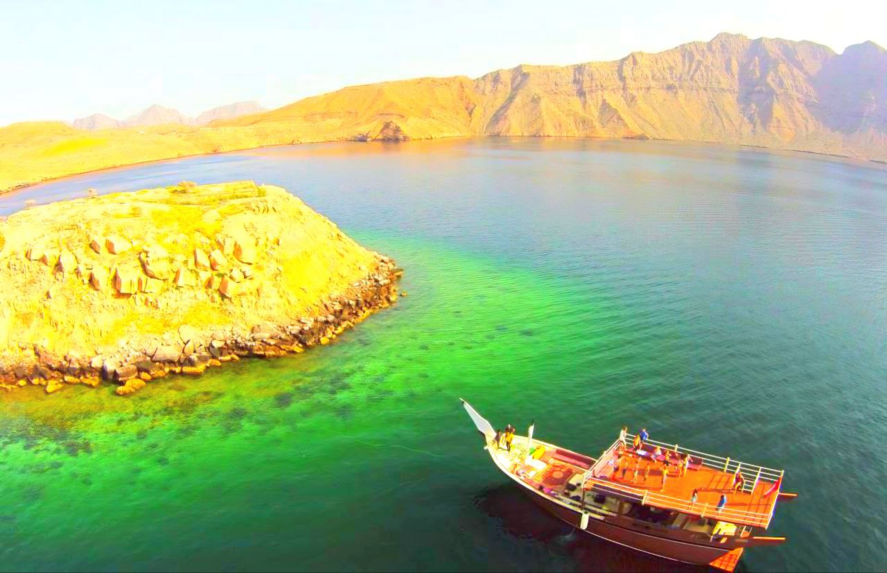 Die Musandam-Dhow-Cruise bietet beeindruckende Einblicke in die Fjorde von Musandam und führt vorbei an traditionellen Fischerdörfern wie Khour Shem, Qanaha und Maqlab – ein unvergessliches Naturerlebnis.