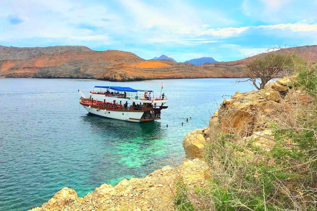Die Musandam-Kreuzfahrt startet nach dem Mittagessen zur Seebi-Insel – umgeben von hohen Klippen am Ende des Khourshem-Fjords.