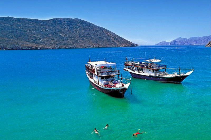 Dhow-Bootstour rund um Telegraph-Insel bei Khasab – Schnorchel-Abenteuer in den Fjorden von Oman.