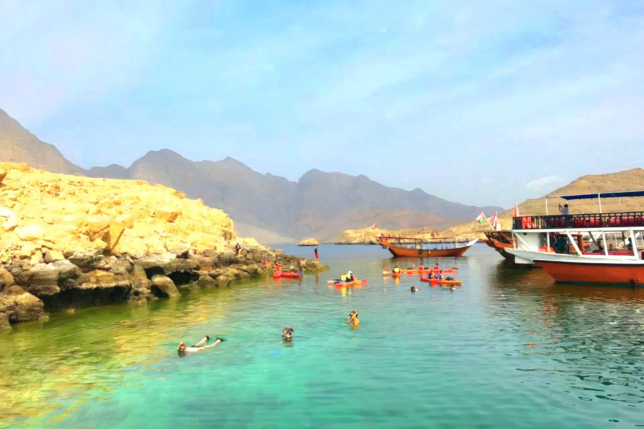 Die Musandam-Kreuzfahrt startet nach dem Mittagessen zur Seebi-Insel – umgeben von hohen Klippen am Ende des Khourshem-Fjords.