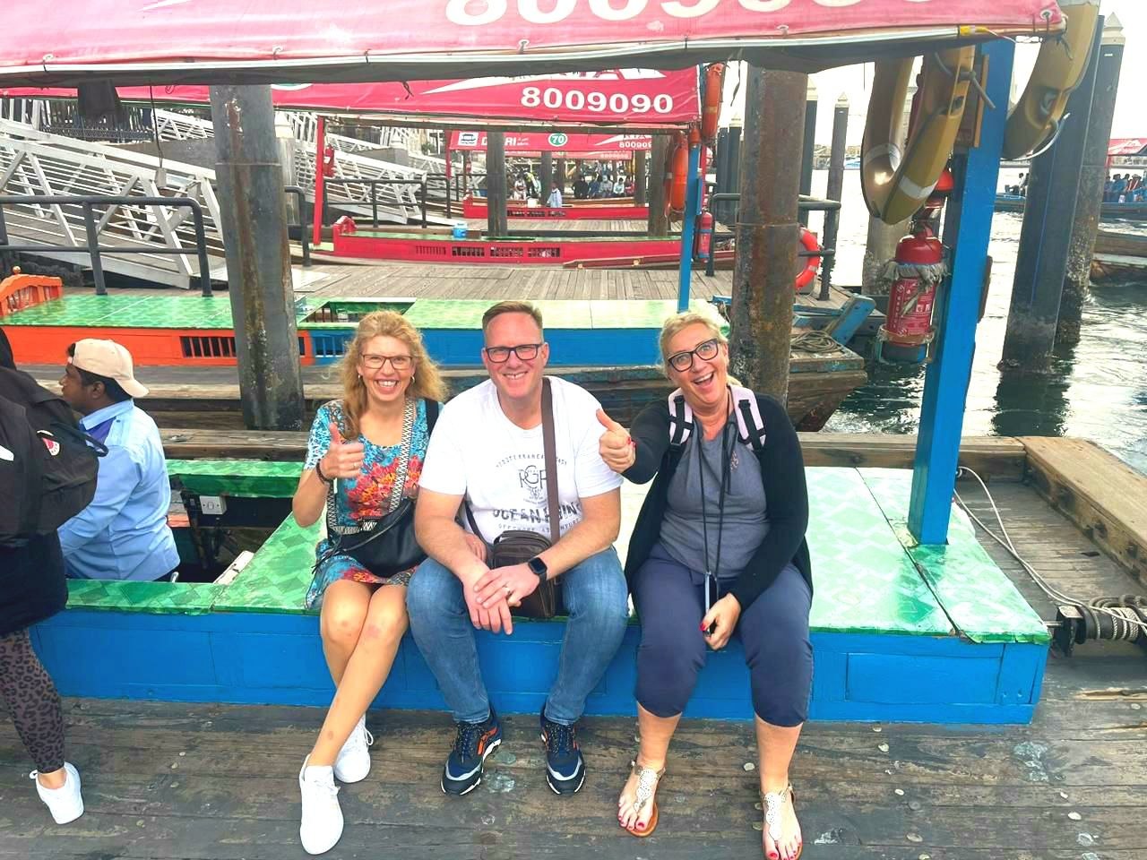 Das Abra-Boot über den Dubai Creek – traditionelles Wassertaxi und beliebtes Fortbewegungsmittel in Dubai.