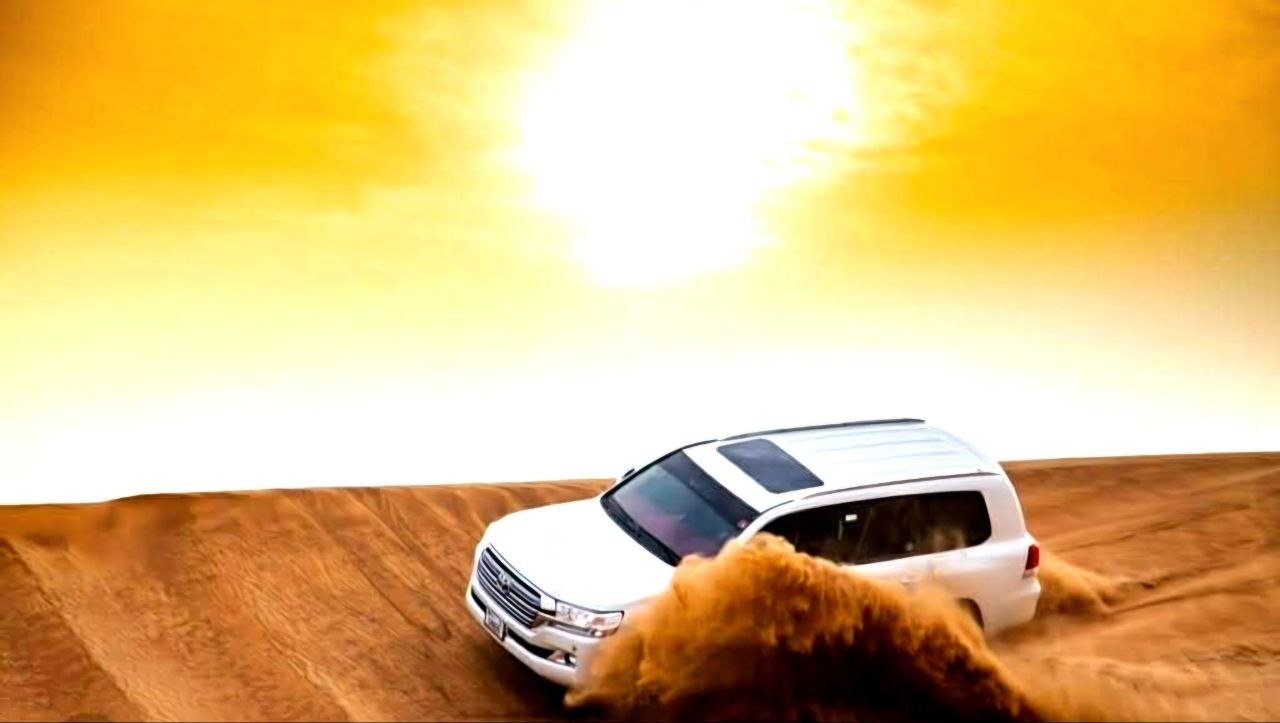 Sanddünen in der Wüste von Ras Al Khaimah – aufregende Wüstentour mit Your Dubai Guides.