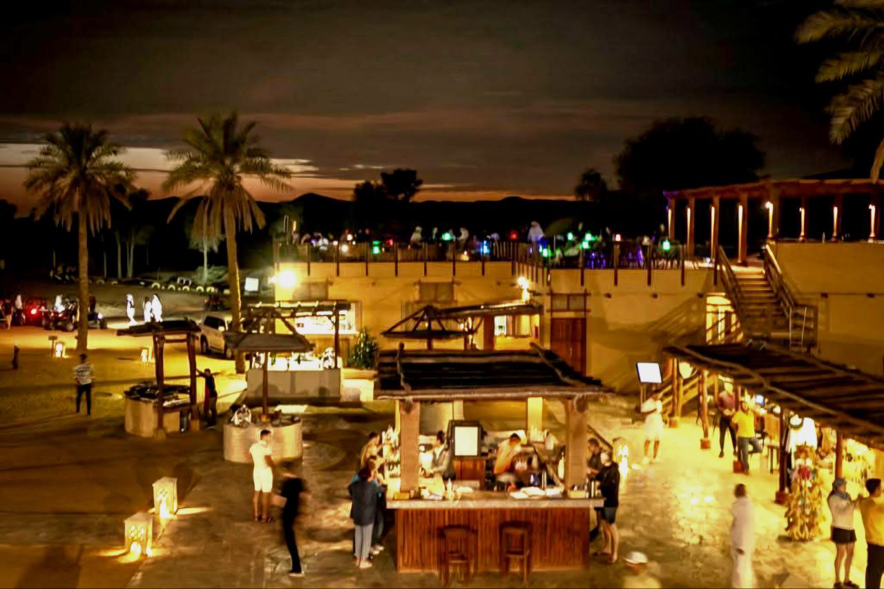 Das Wüstencamp der Desert Safari in Ras Al Khaimah bei Abendlicht – magische Stimmung in der Wüste.