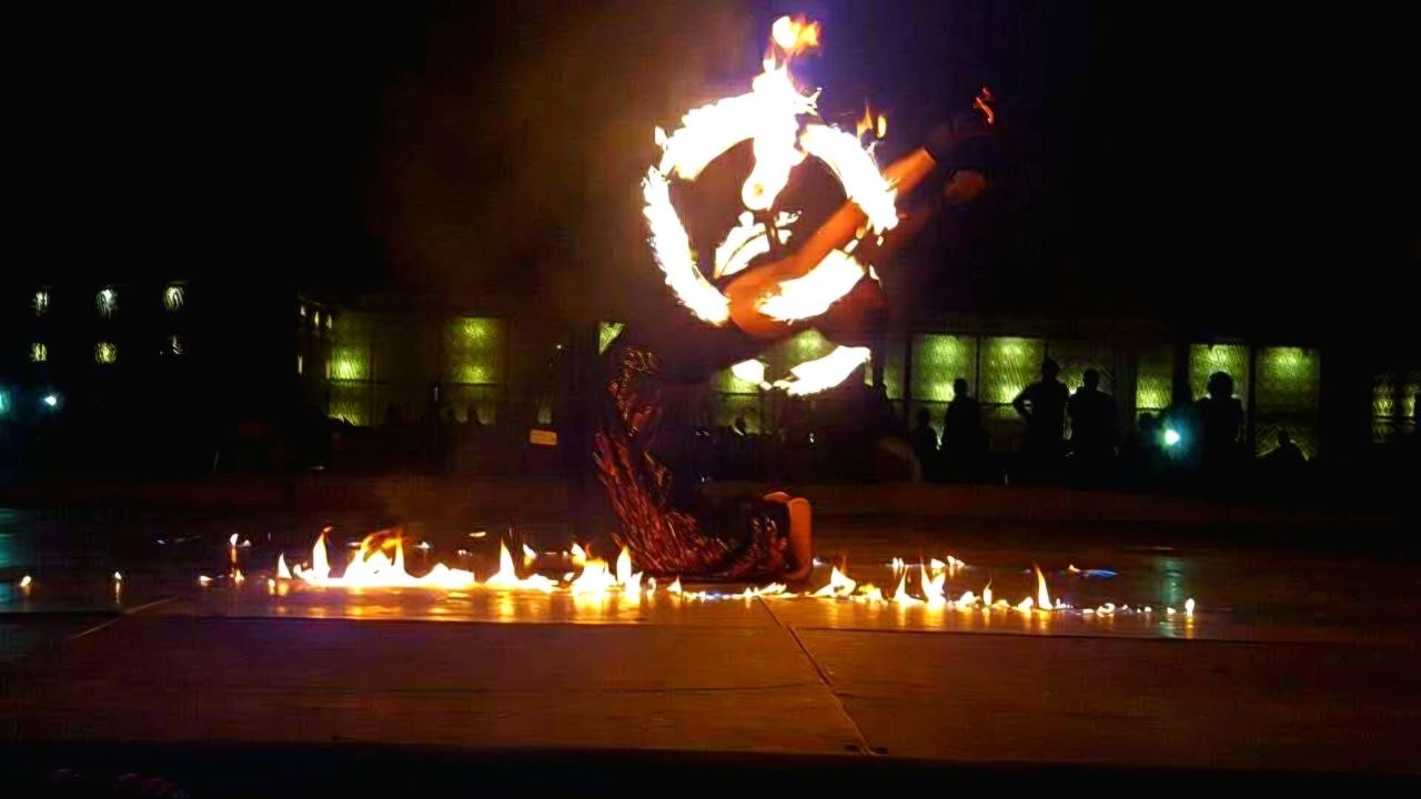 Feuerwerk-Aufführung bei der Wüstensafari in Ras Al Khaimah – spektakuläre Abendshow in der Wüste.