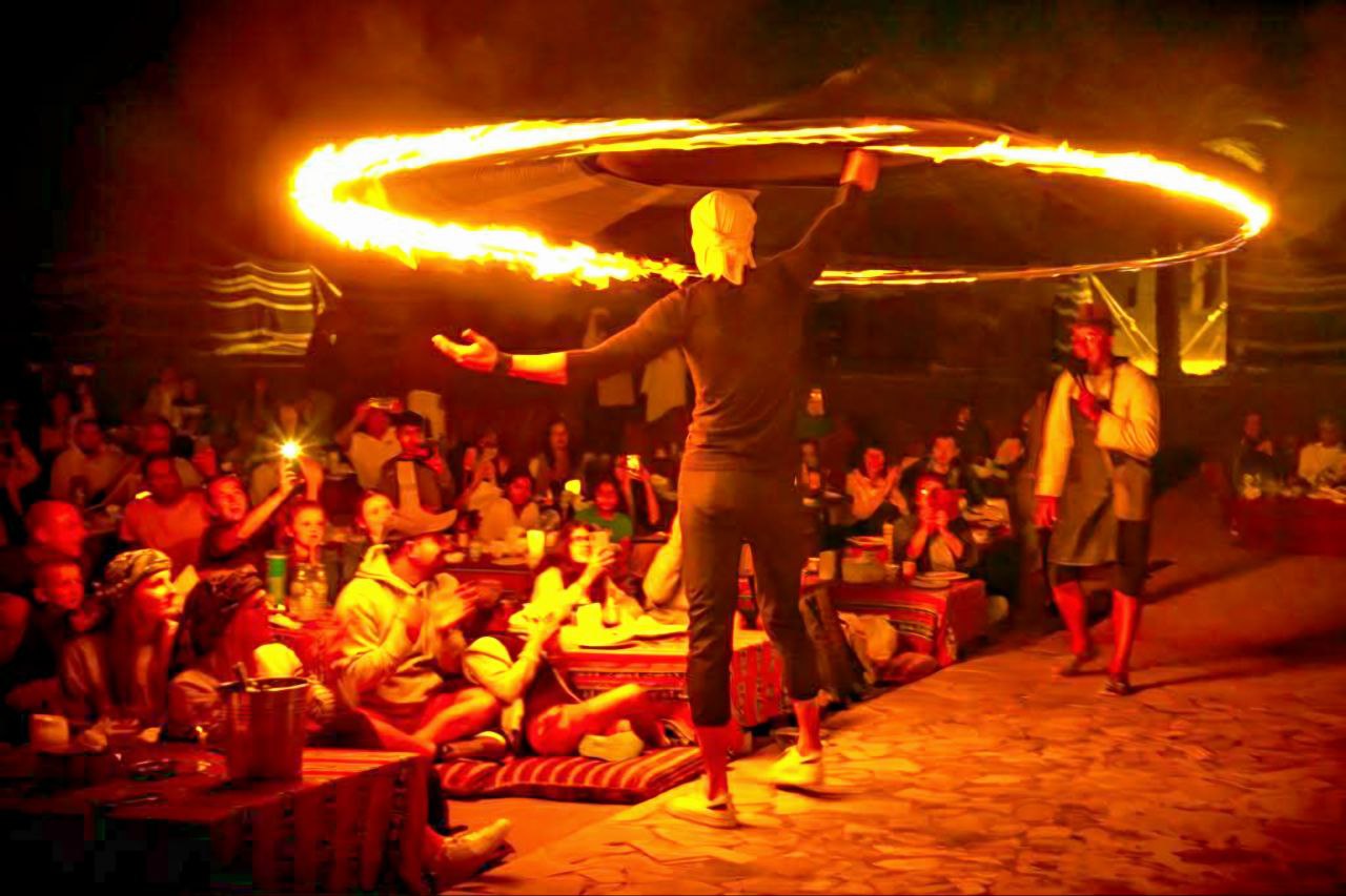 Feuerwerk-Aufführung bei der Wüstensafari in Ras Al Khaimah – spektakuläre Abendshow in der Wüste.