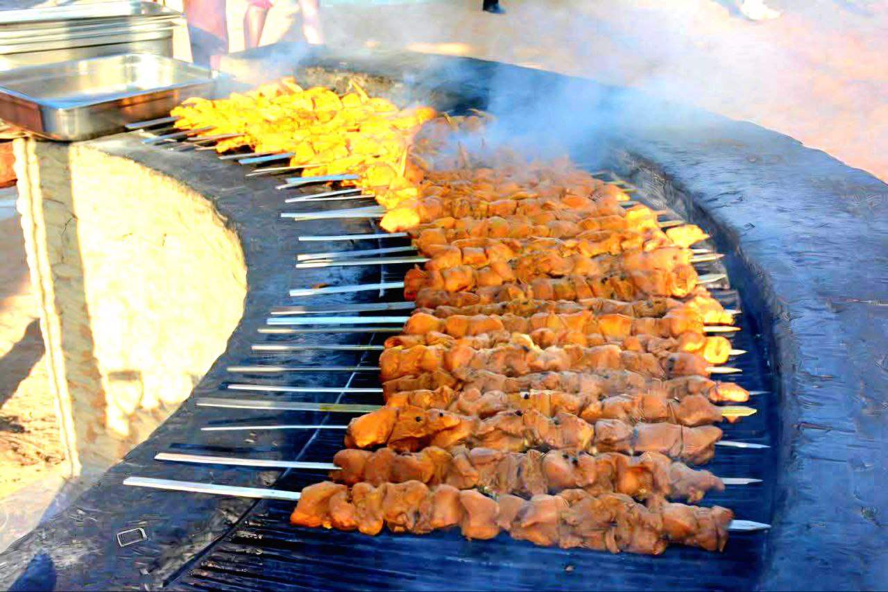 Gegrilltes Buffet bei der Wüstensafari in Ras Al Khaimah – kulinarisches Erlebnis unter freiem Himmel.