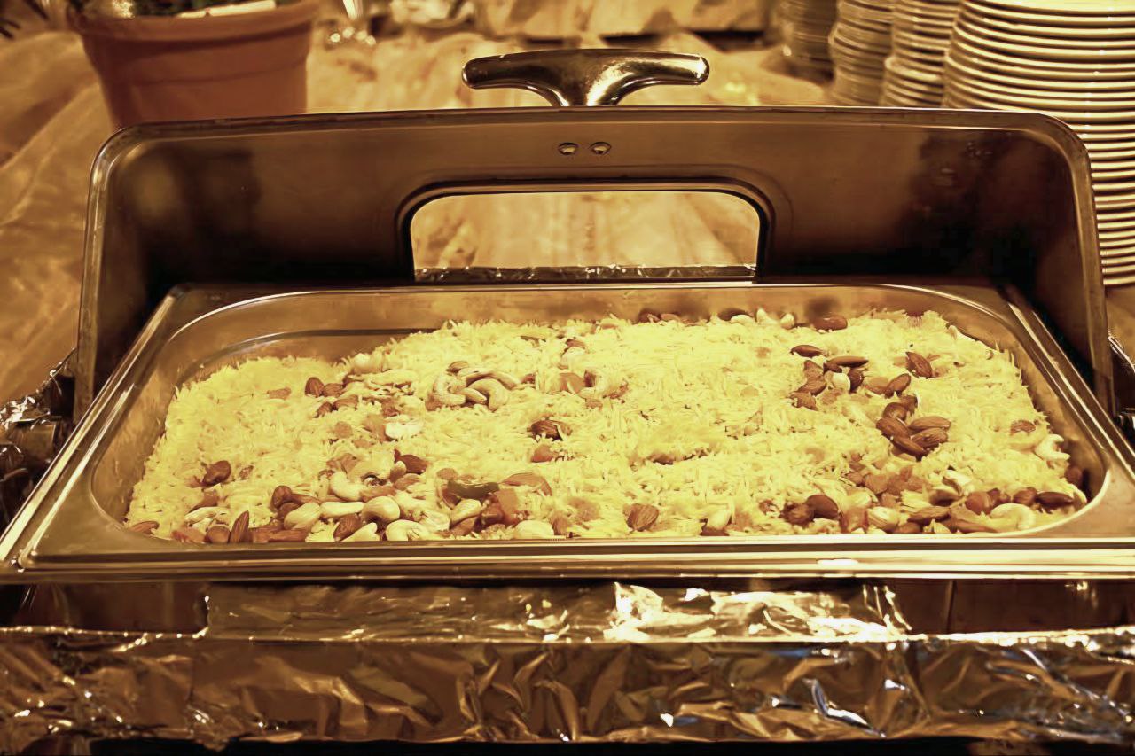 Buffet bei der Wüstensafari in Ras Al Khaimah – kulinarisches Erlebnis unter freiem Himmel.