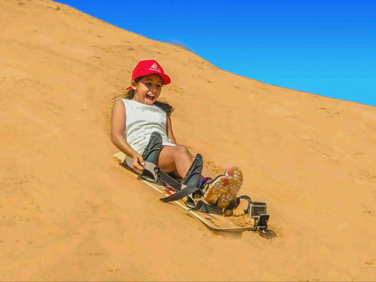 Sandboarding in der Dubai-Wüste beim Morgensafari – ein unvergessliches Abenteuer