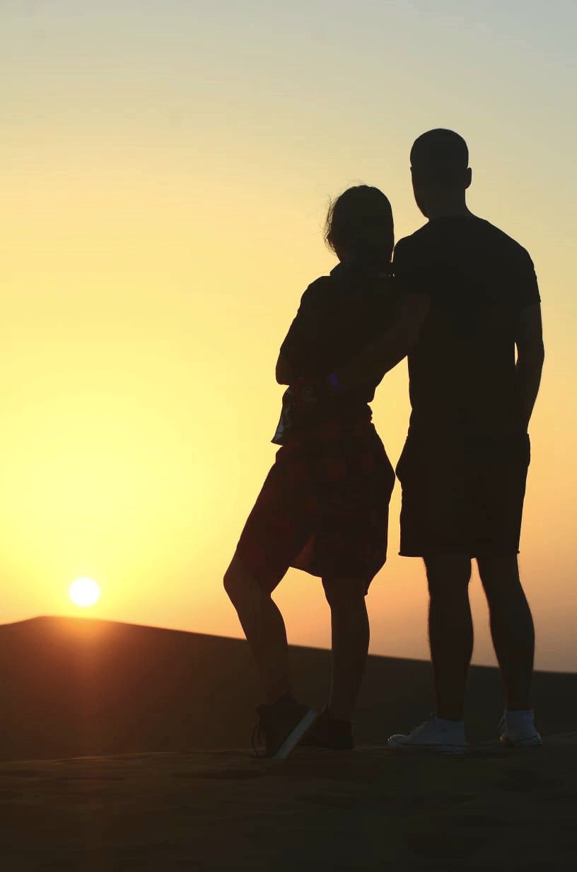 Spaßmoment bei Sonnenuntergang in der Wüste von Ras Al Khaimah – unvergessliche Abenteuer erleben.