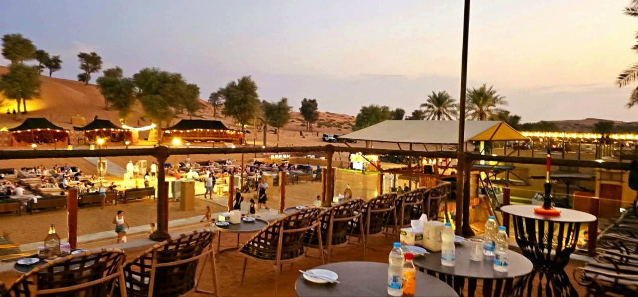 Spaßmoment bei Sonnenuntergang in der Wüste von Ras Al Khaimah – unvergessliche Abenteuer erleben.