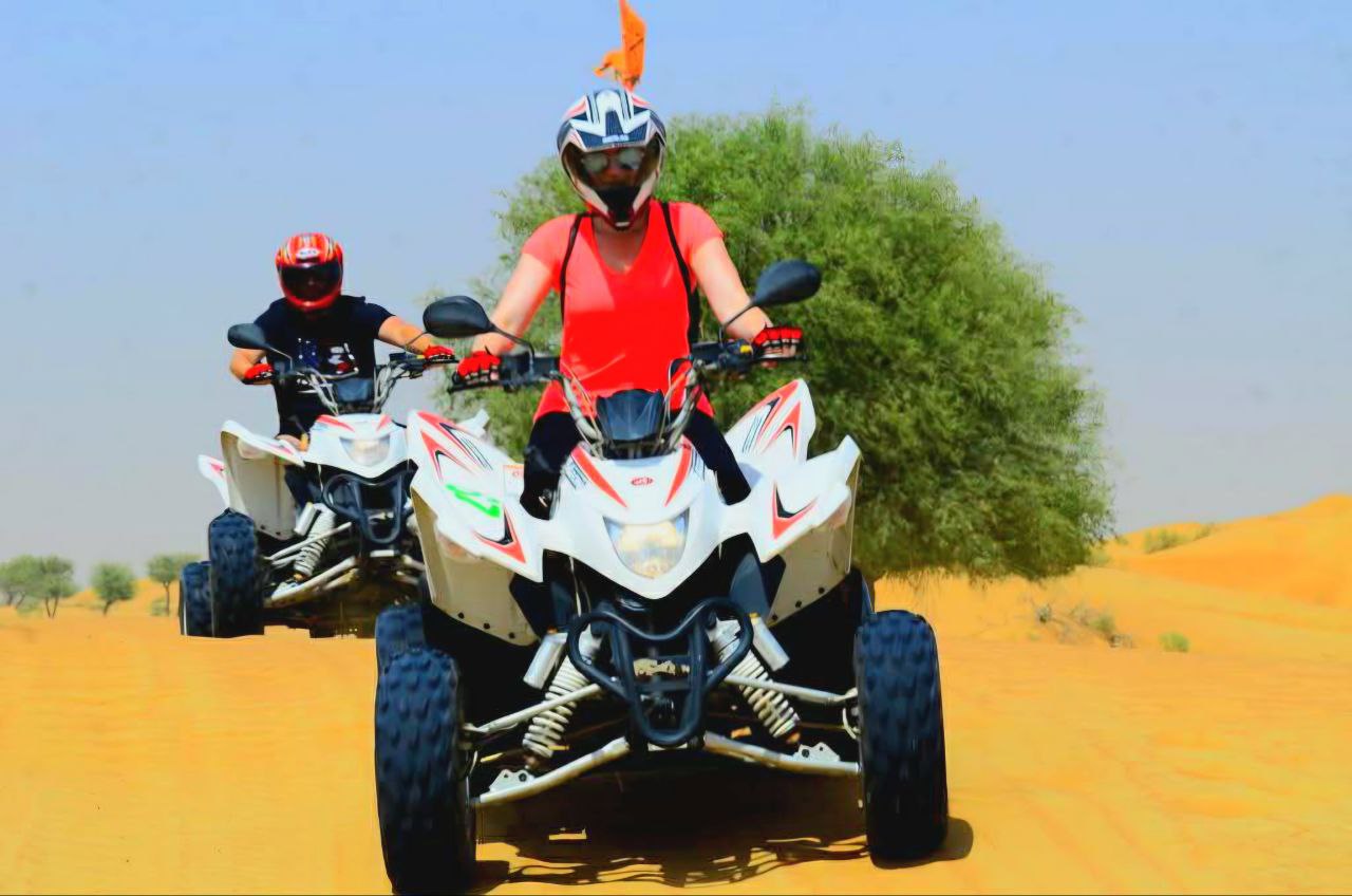 Sanddünen in der Wüste von Ras Al Khaimah – aufregende Wüstentour mit Your Dubai Guides.