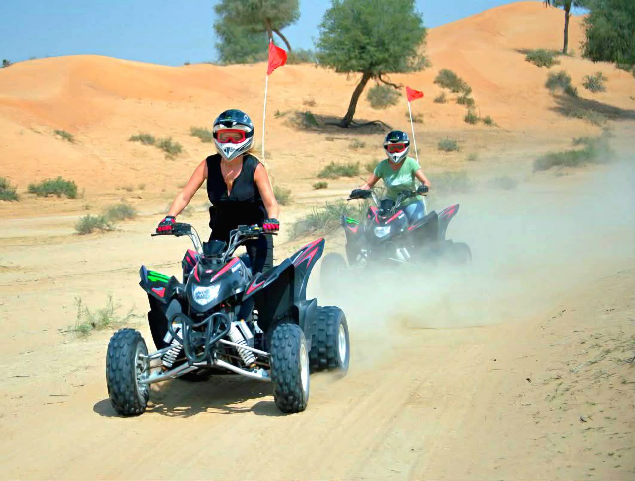 Quadfahren in der Wüste vonduKhaimah – Abenteuer im Naturschutzgebiet.