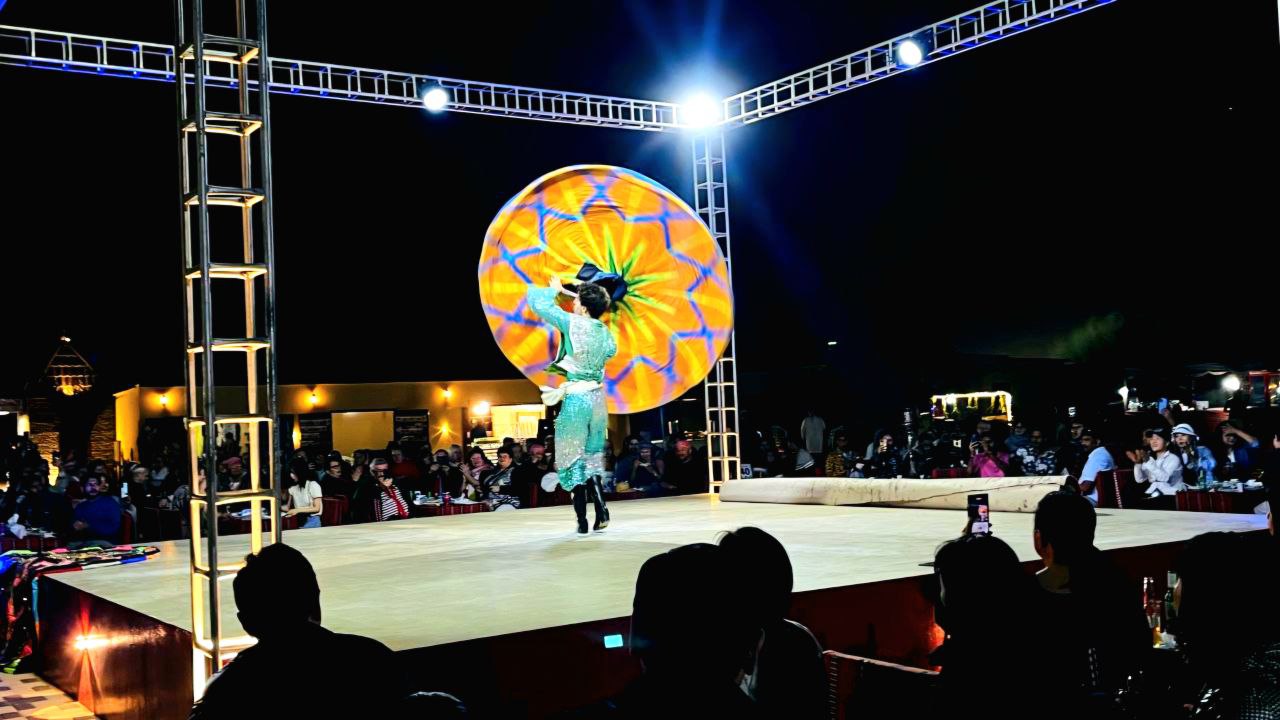 Derwisch-Show bei der Wüstensafari in Ras Al Khaimah – faszinierende traditionelle Aufführung.