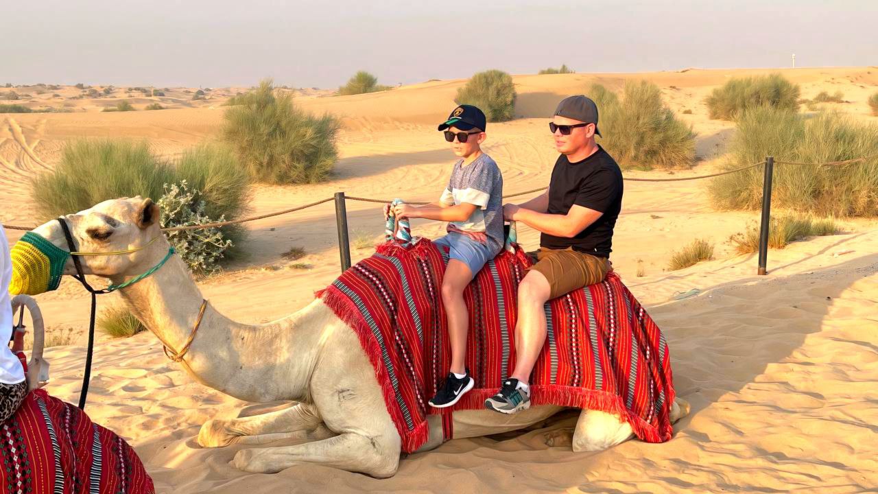 Kamelritt im Naturschutzgebiet der Wüste von Ras Al Khaimah – traditionelles Abenteuer in der Natur.