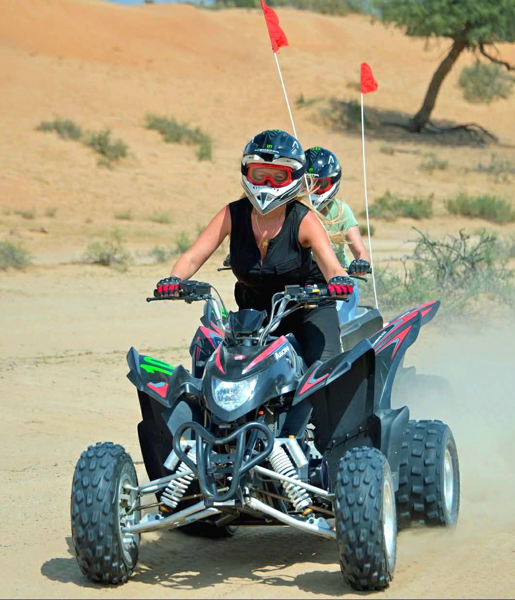 Erleben Sie ein Abenteuer in der Wüste beim Quadfahren in Dubai.