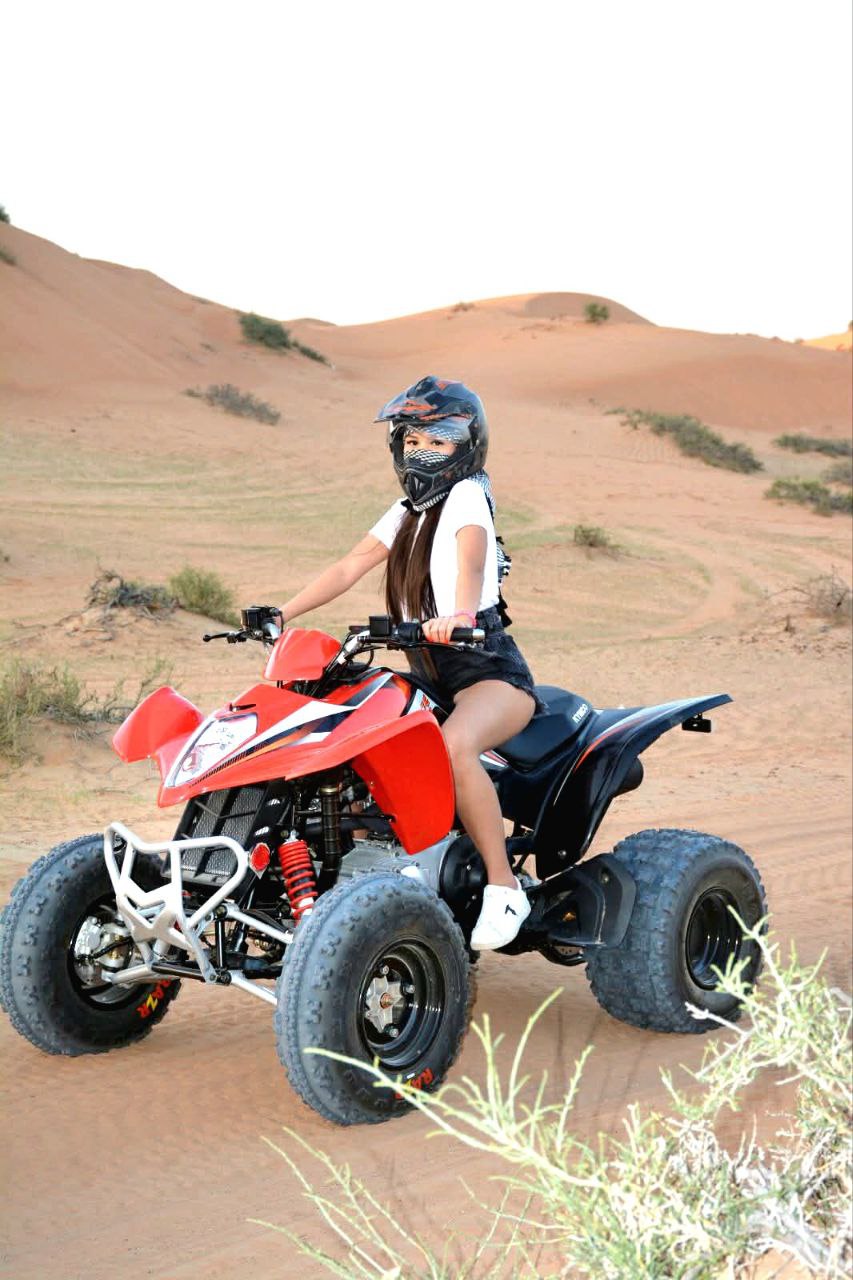 Quadfahren in der Wüste von Ras Al Khaimah – Adrenalin pur bei der Wüstentour mit Your Dubai Guides.