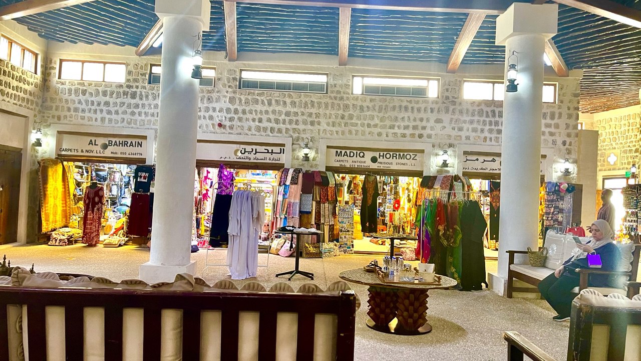 Souk Al Arsah in Sharjah ist der älteste Markt der VAE und war ein Treffpunkt aller Perlenhändler