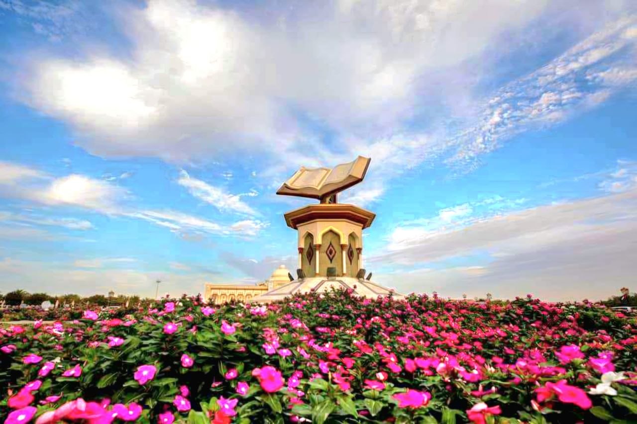 Der Quran-Kreisverkehr in Sharjah ist von staatlichen Regierungsgebäuden umgeben