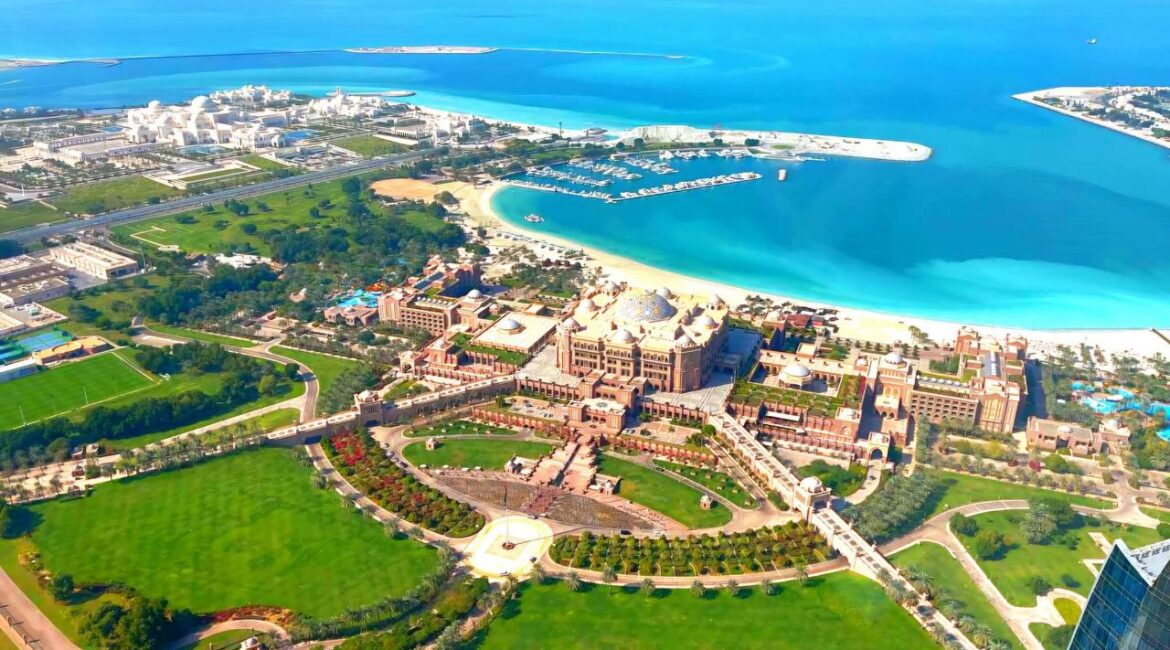 Zu Den Highlights Von Abu Dhabi Zählen Der Luxuriöse Emirates Palace Und Der Beeindruckende
