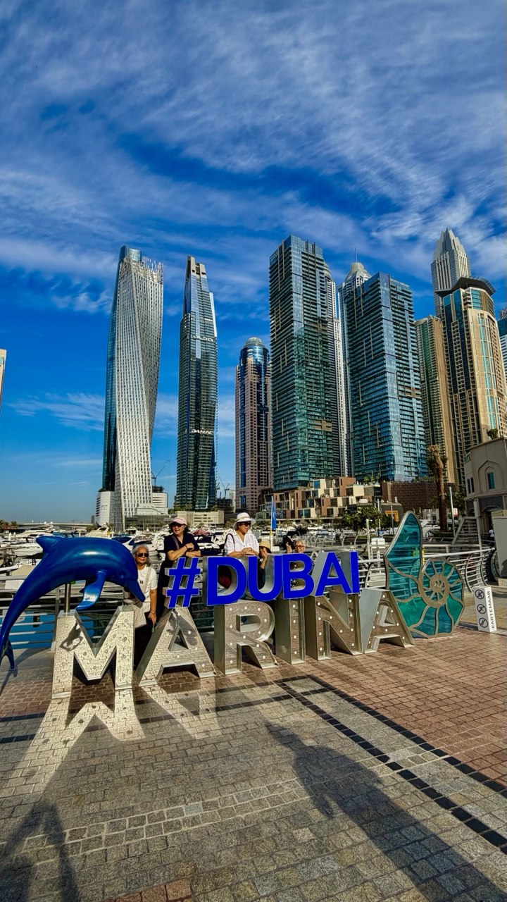 „Der Yachthafen von Dubai (Dubai Marina) mit zahlreichen modernen und hoch aufragenden Wolkenkratzern, die die Skyline von Dubai prägen.“