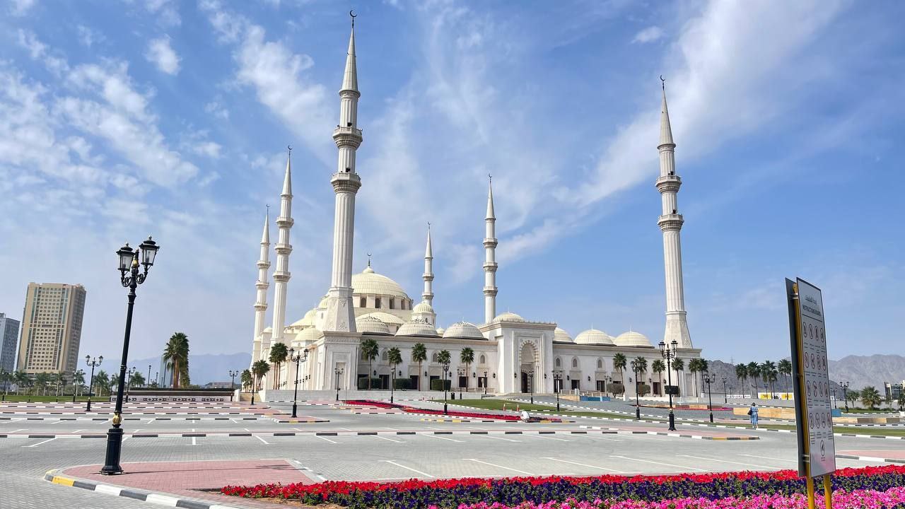 Scheich-Zayed-Moschee in Fujairah – modernes osmanisches Architekturhighlight des Emirats.
