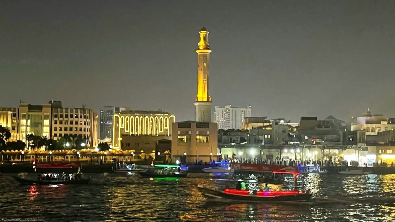 „Der Dubai Creek am Abend mit der motorisierten Wassertaxi-Abra und einem schönen Blick auf Bur Dubai.“