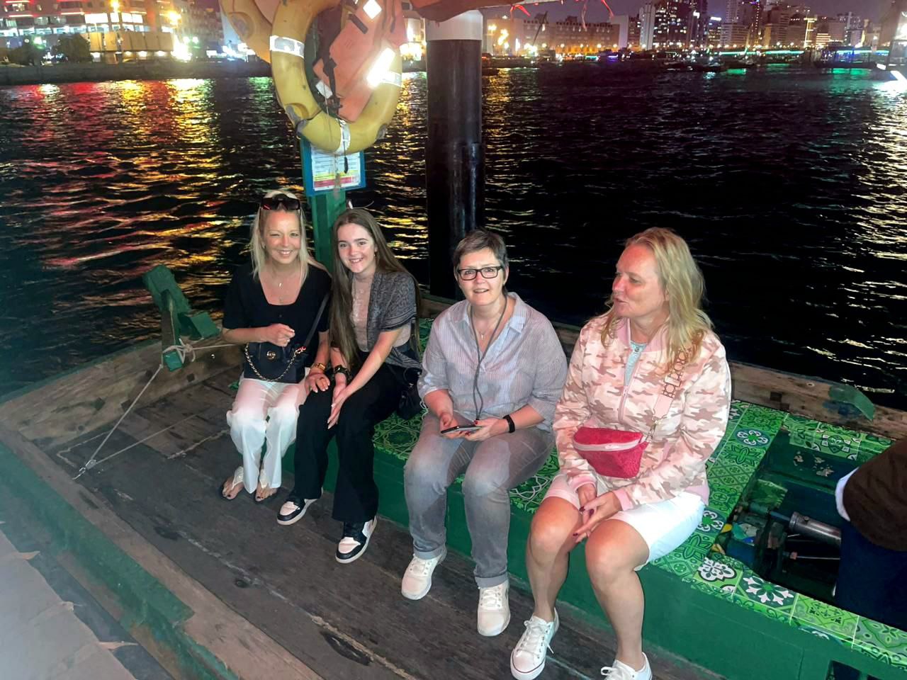 Die Fahrt mit dem Dubai-Wassertaxi (Abra) über den Creek zum Gewürz- und Goldmarkt