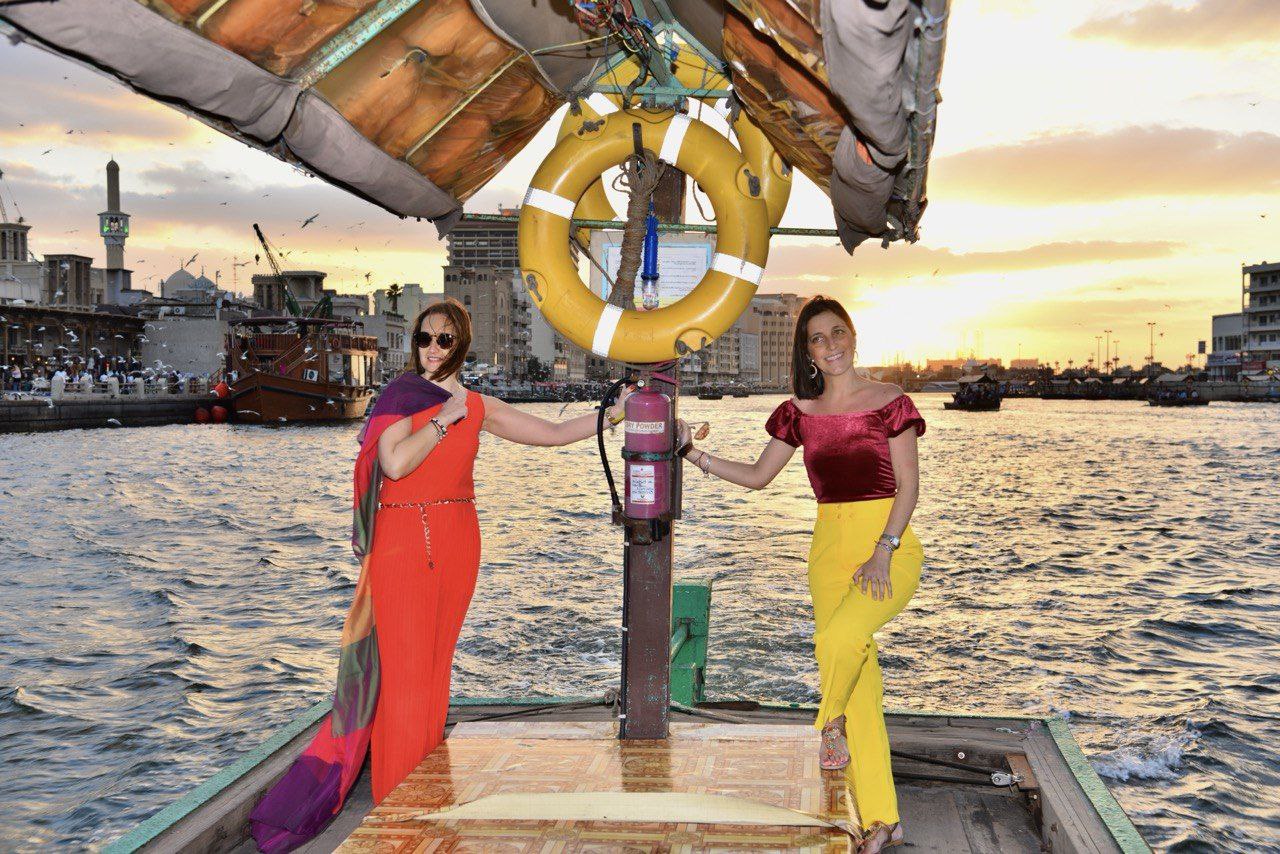 Abra-Fahrt über den Creek bei Sonnenuntergang