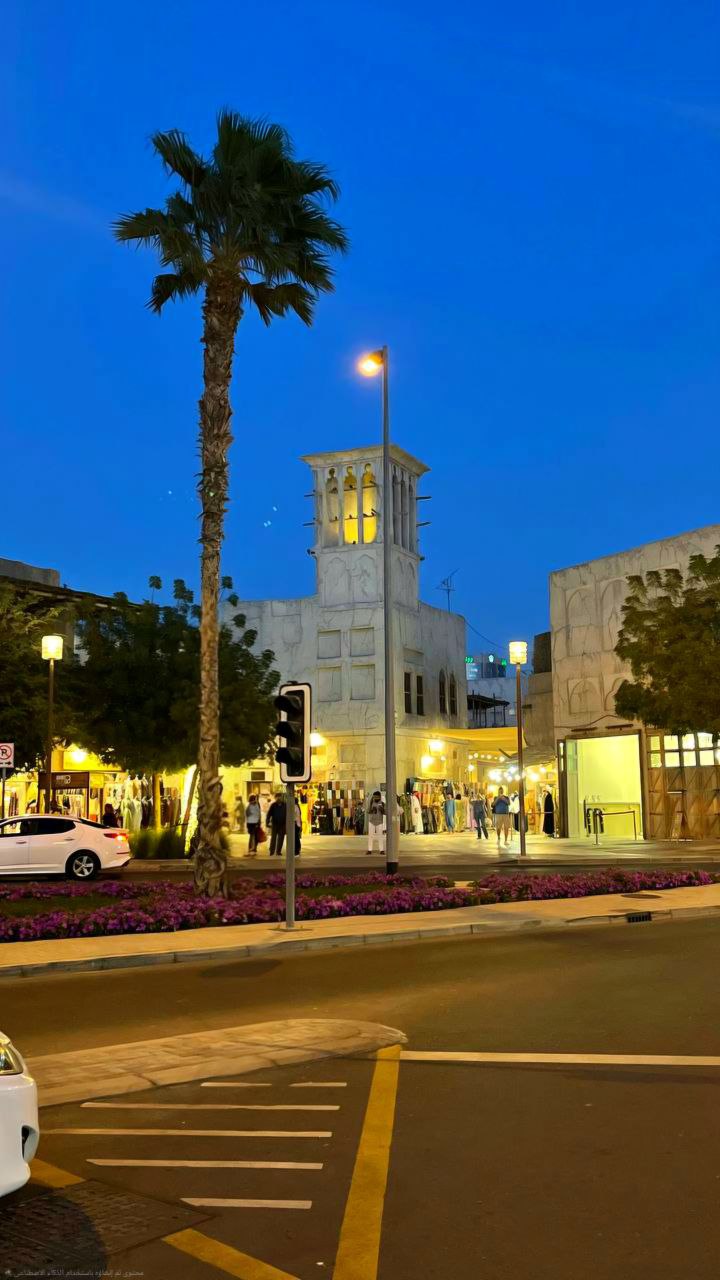 „Al Seef in Dubai verbindet moderne Freizeit- und Einkaufsmöglichkeiten mit traditioneller emiratischer Architektur entlang des Dubai Creek.“