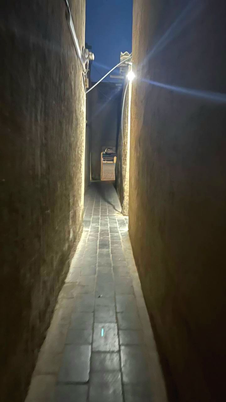 „Die engen Gassen in Dubai führen zum Creek und zum traditionellen Stoffmarkt, wo Besucher authentisches Marktleben erleben können.“