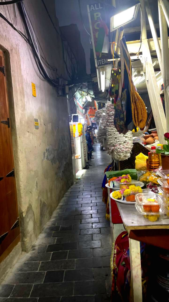 „Der Grand Souq in Bur Dubai ist bekannt für seine engen Gassen, die mit Geschäften für Stoffe, Souvenirs und Bekleidung gefüllt sind.“