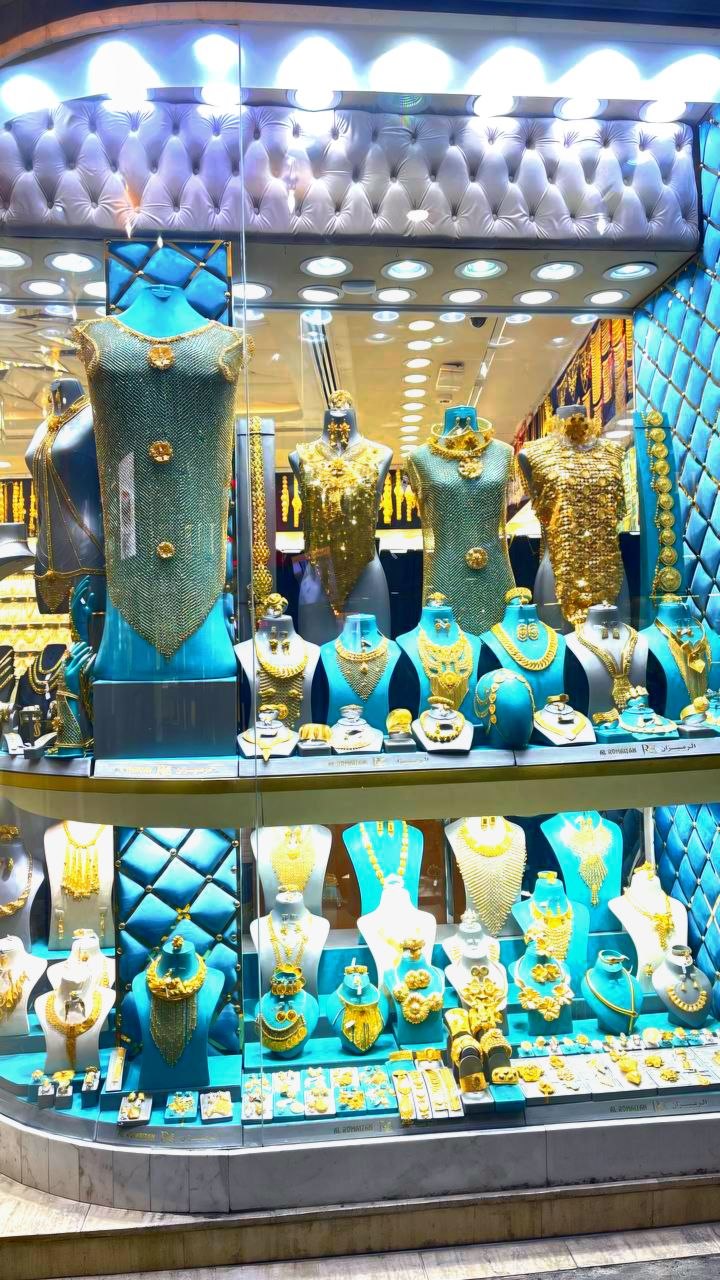 „Der Gold-Souk in Deira ist ein traditioneller Markt, berühmt für seine funkelnden Goldschmuckgeschäfte und das lebendige Marktambiente.“
