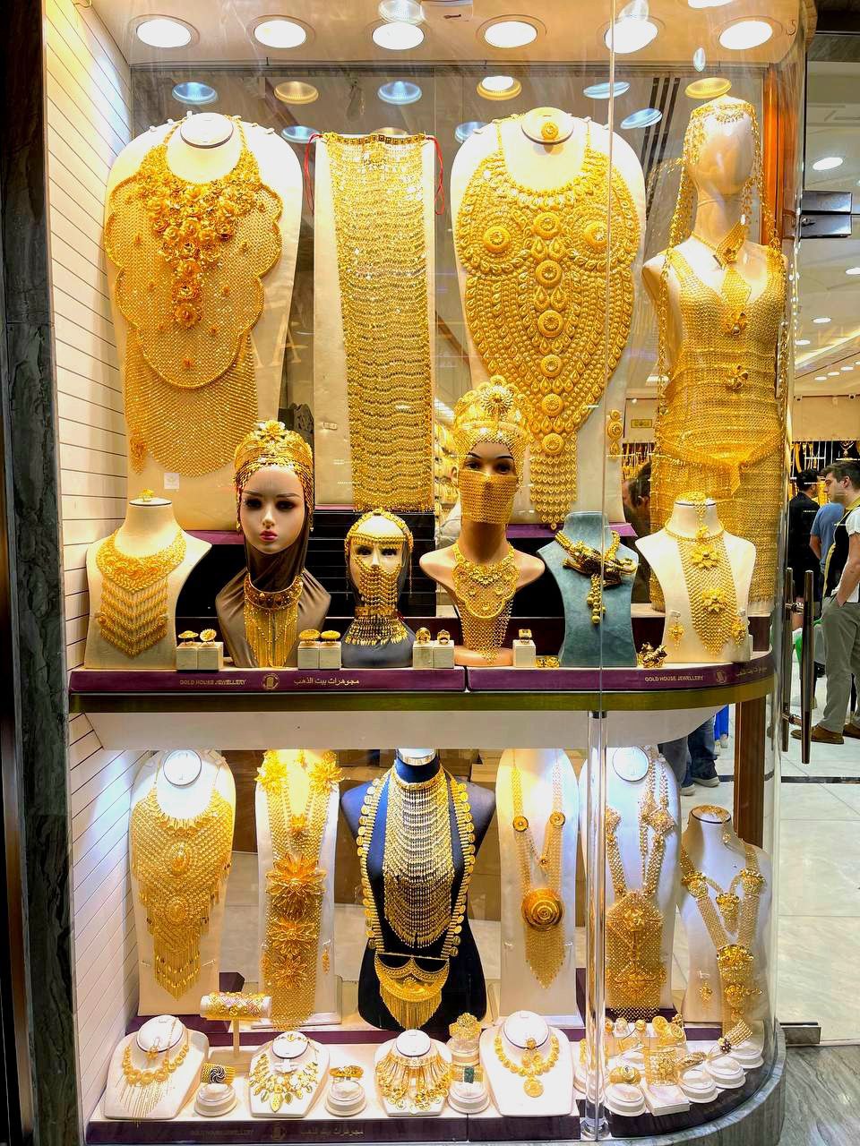 „Der Gold-Souk in Deira ist ein traditioneller Markt, berühmt für seine funkelnden Goldschmuckgeschäfte und das lebendige Marktambiente.“