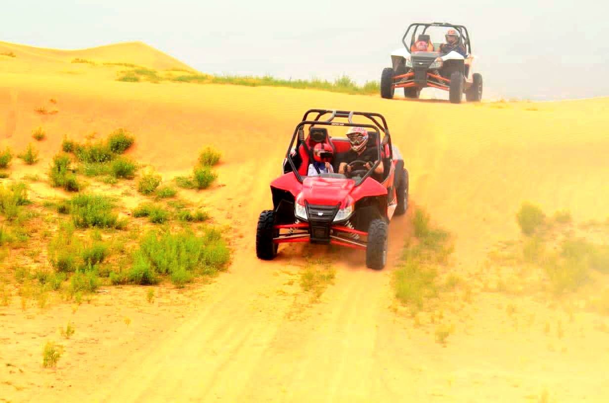 Buggy-Abenteuer durch die Dünen von Dubai – Spaß und Spannung garantiert.