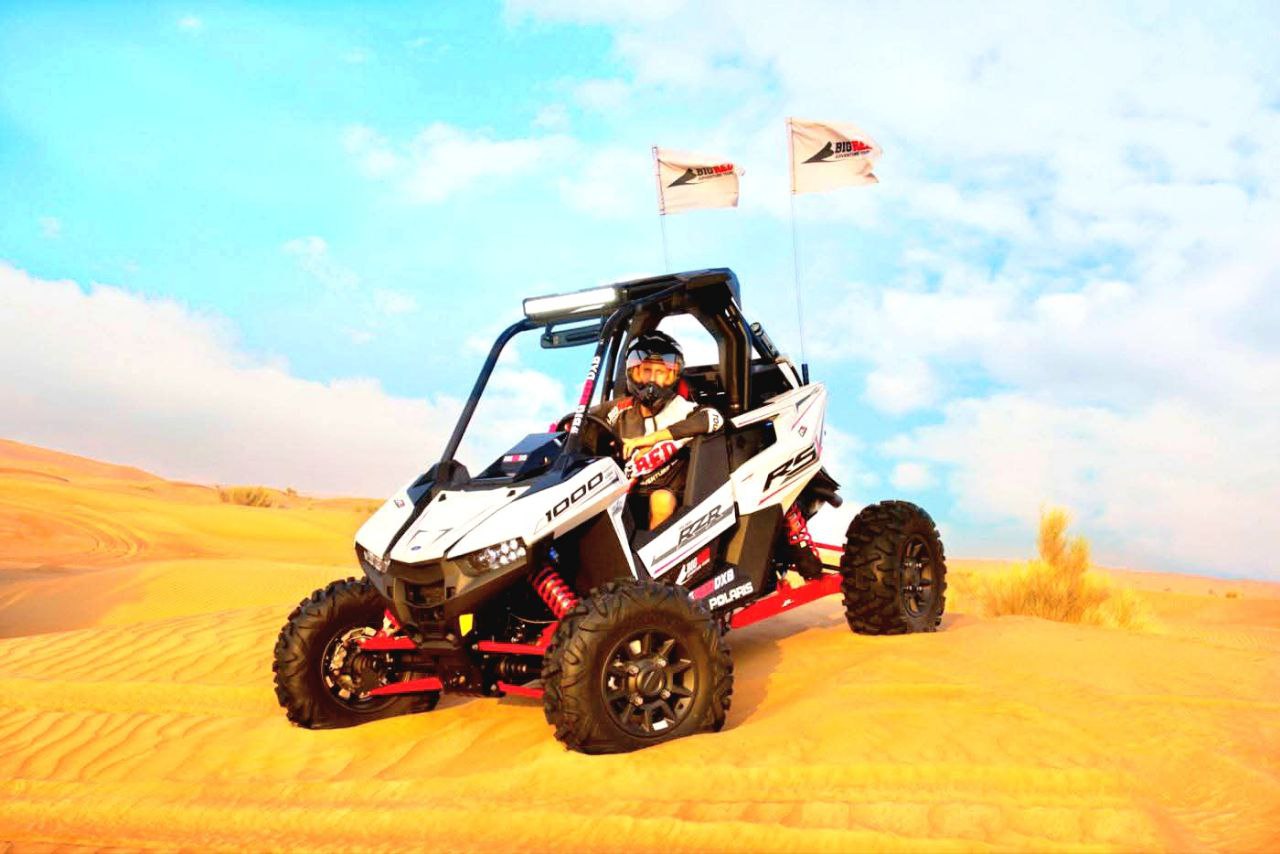 Buggy-Fahrt über die Sanddünen in Dubai – unvergessliches Abenteuer in der Wüste.