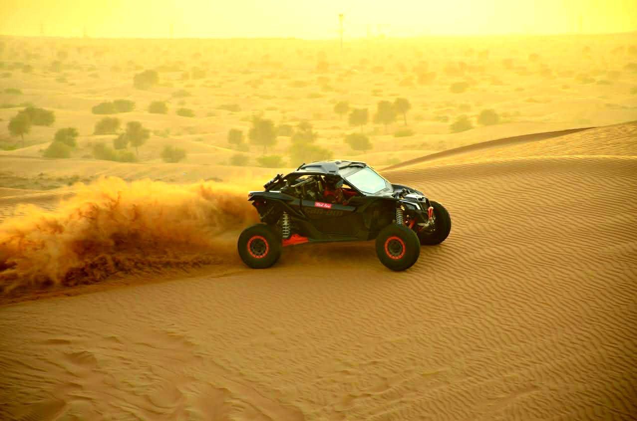 Buggy-Abenteuer durch die Dünen von Dubai – Spaß und Spannung garantiert.