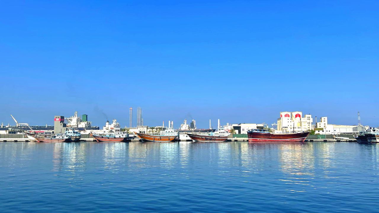 Traditionelle Dhows im Hafen von Dubai (Dubai Creek / Al Hamriya).