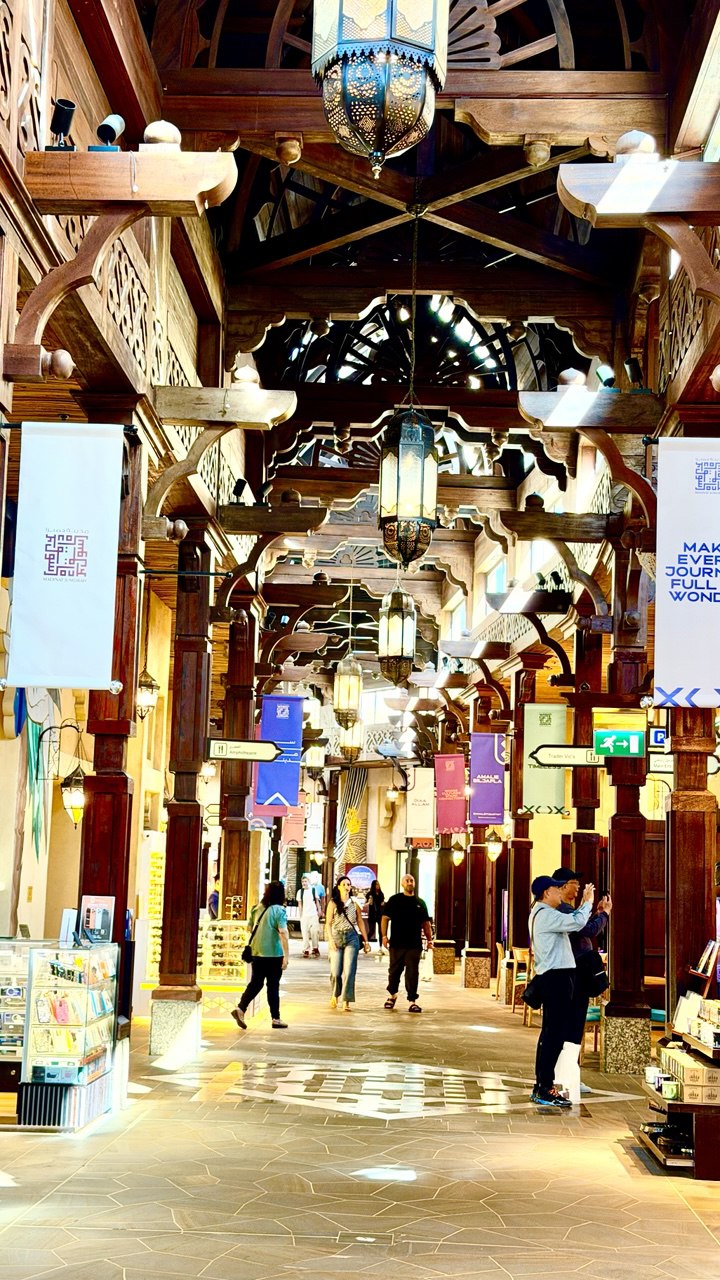 „Der Souk Madinat Jumeirah verbindet traditionelle arabische Marktarchitektur mit luxuriösem Ambiente im Herzen des Madinat-Jumeirah-Resorts.