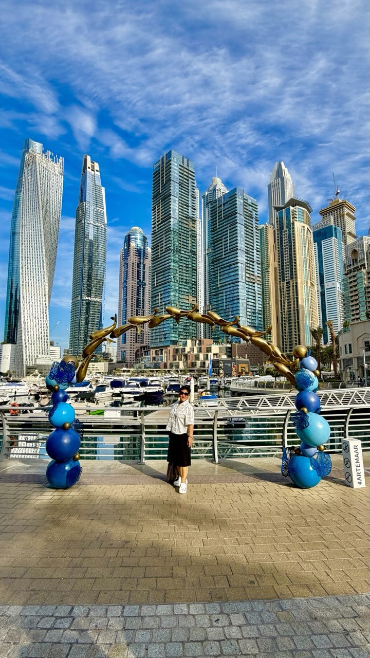 „Der Dubai Marina Walk beeindruckt mit luxuriösen Wohntürmen, dem Wasserkanal und moderner öffentlicher Kunst.“