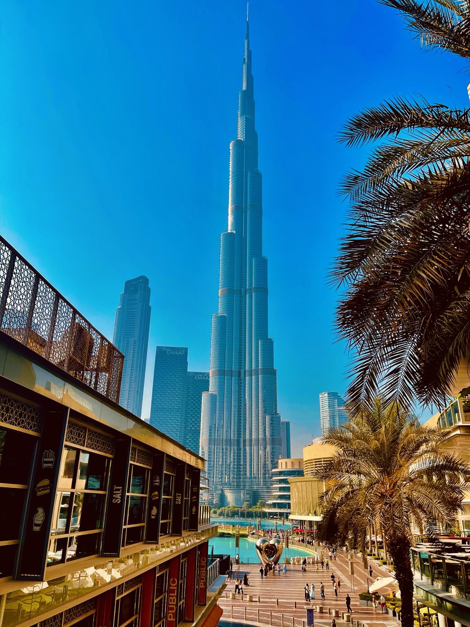 Der Burj Khalifa, das höchste Gebäude der Welt, dominiert die Skyline von Downtown Dubai