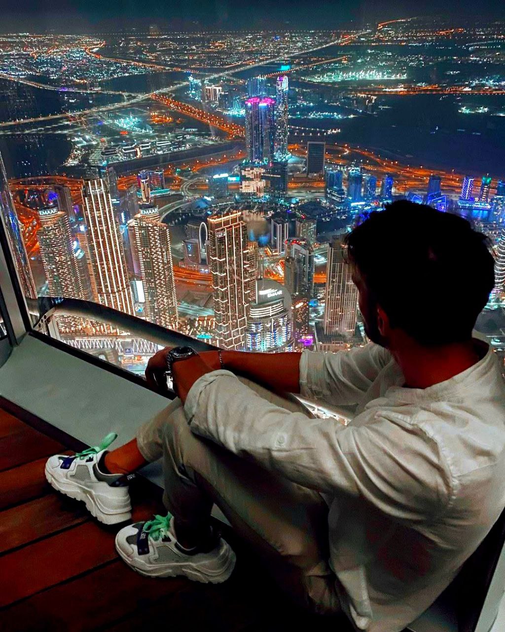 „Erleben Sie spektakuläre Nachtblicke auf Dubai von ‚At The Top‘ im Burj Khalifa auf rund 456 Metern Höhe.“
