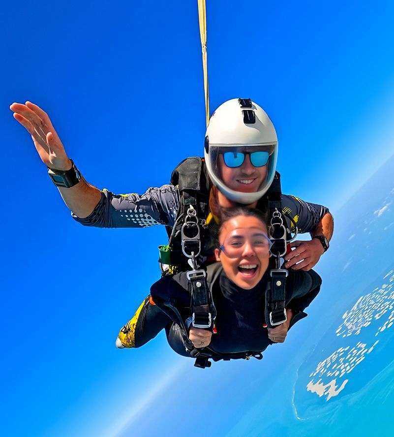 Skydiving über der Palm Jumeirah – ein spektakuläres Abenteuer mit atemberaubendem Blick auf die ikonische Insel, das Meer und die Skyline Dubais; beliebte Aktivität für Adrenalinliebhaber und Touristen.