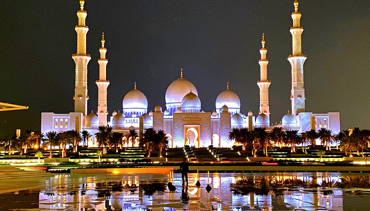 Die Scheich-Zayed-Moschee bei Abendlicht, gesehen von der Wahat Al-Karama in Abu Dhabi.