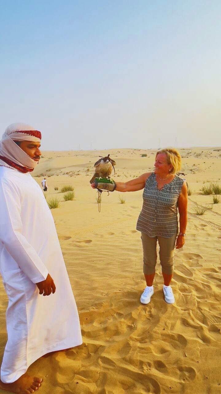 Fotos mit Falken bei Sonnenuntergang – unvergesslicher Fotostopp in Abu Dhabi.