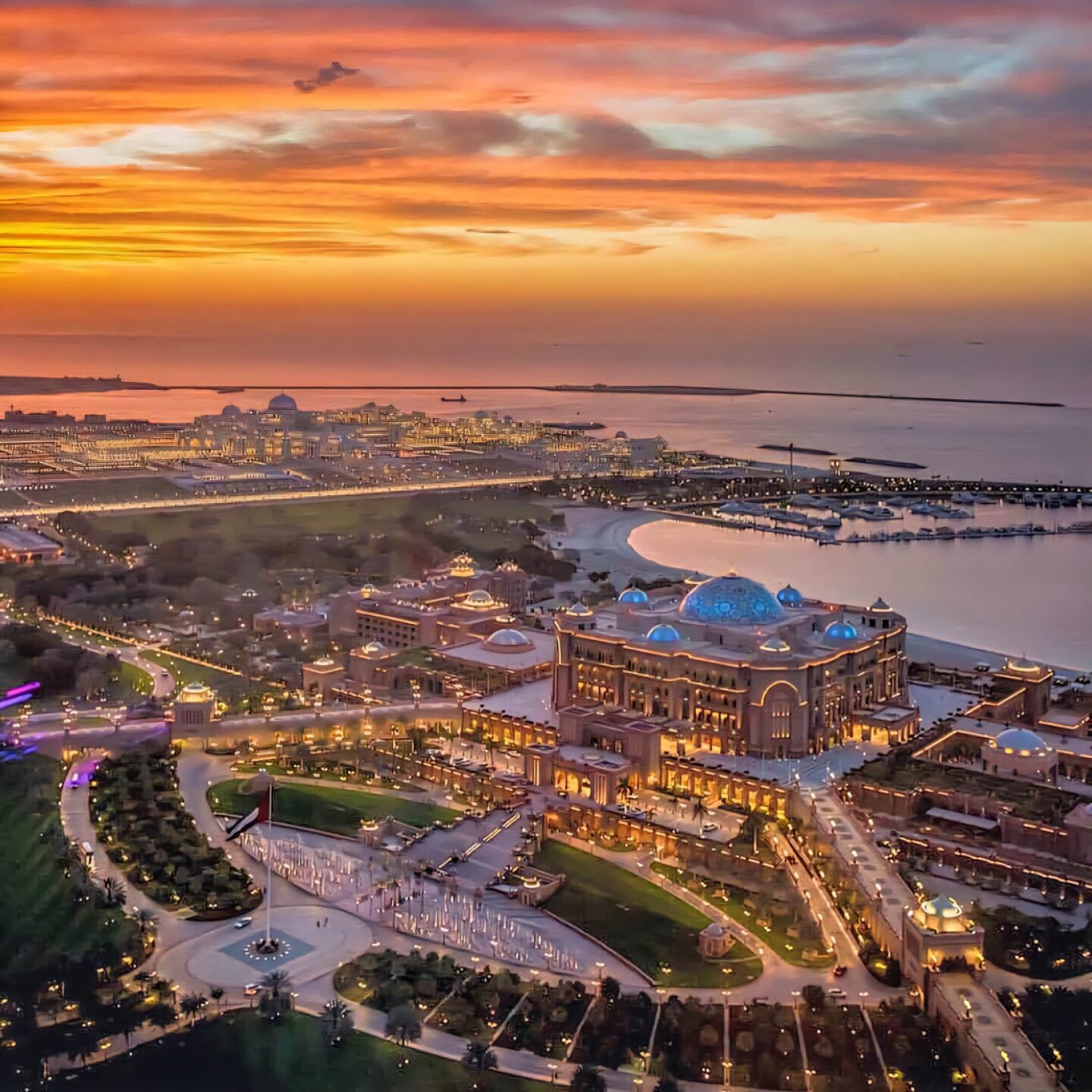 Das Emirates Palace Hotel in Abu Dhabi bei Nacht – ein leuchtendes Symbol von Luxus und arabischer Pracht.