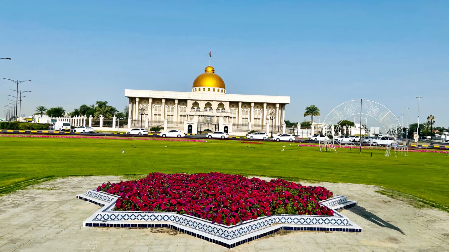 „Das Büro des Herrschers von Sharjah. Dieses Gebäude befindet sich am Kulturplatz (auch bekannt als Buch-Kreisverkehr oder Kulturplatz) in Sharjah.“